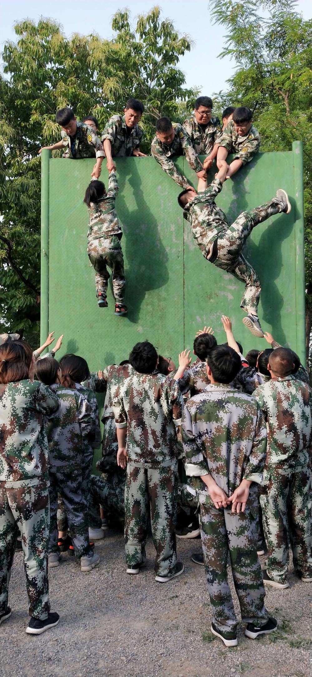 拓展项目《毕业墙》 团队协作的终极考验与成长蜕变